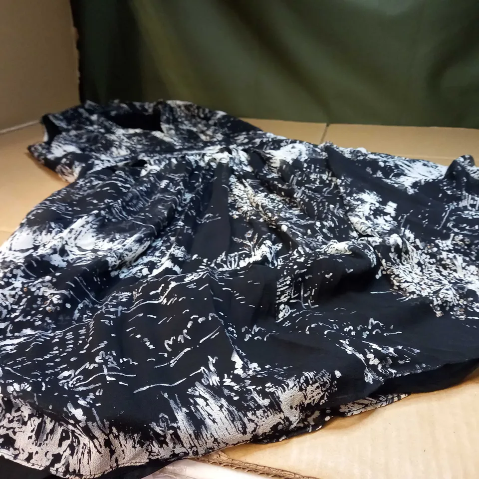 COAST BLACK/WHITE PLUNGE TEA DRESS 