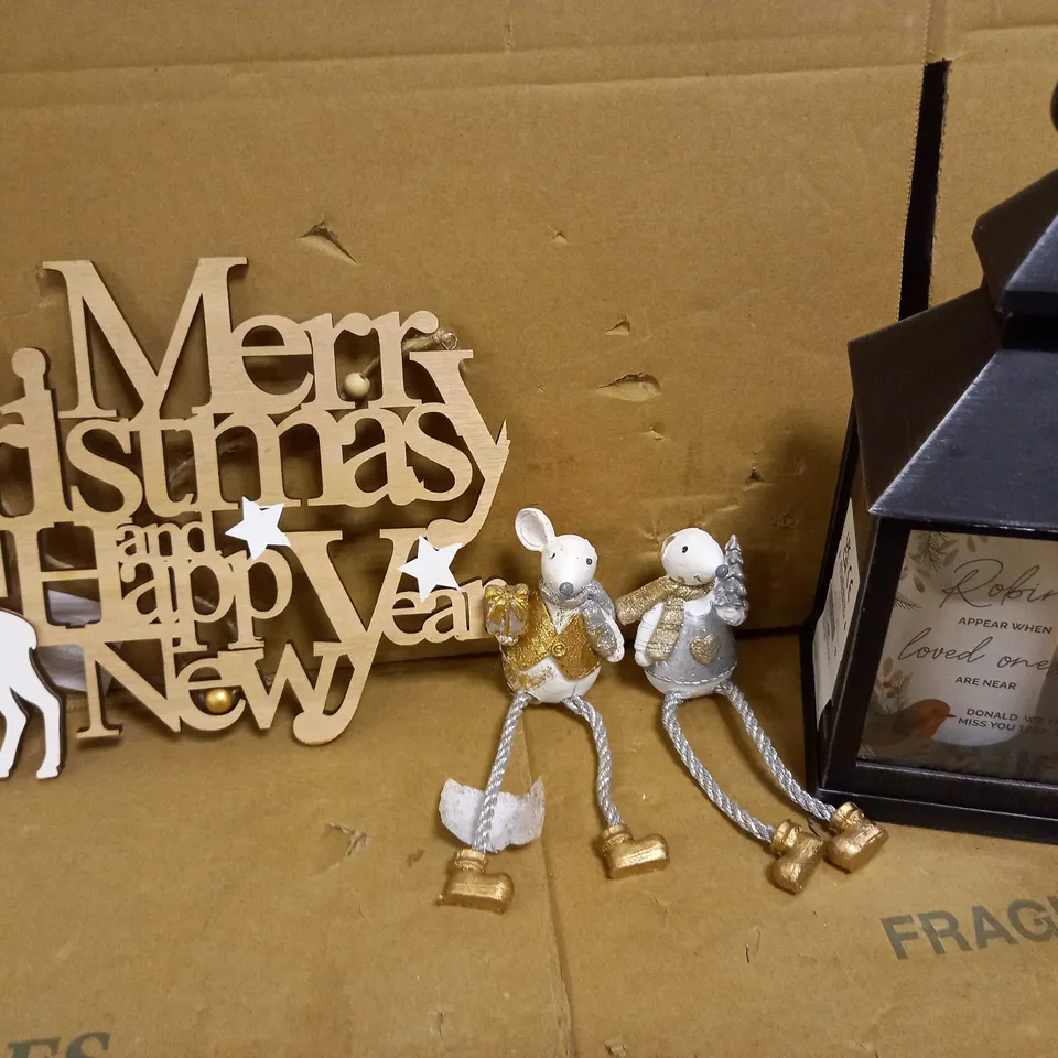 BOX OF APPROXIMATELY 5 ASSORTED HOUSEHOLD ITEMS TO INCLUDE WOODEN MERRY CHRISTMAS SIGN WITH DEER, FESTIVE DECORATIVE MOUSE PAIR, DESIGNER PERSONALISED MEMORIAL LANTERN, ETC
