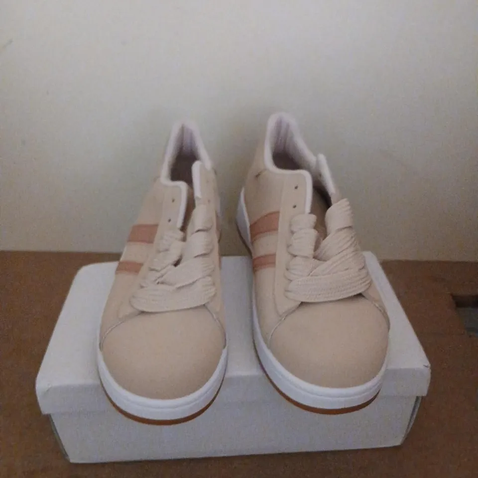 BEIGE SNEAKERS WITH PINK ACCENTS – WOMEN'S, UK 7 (EU 40)