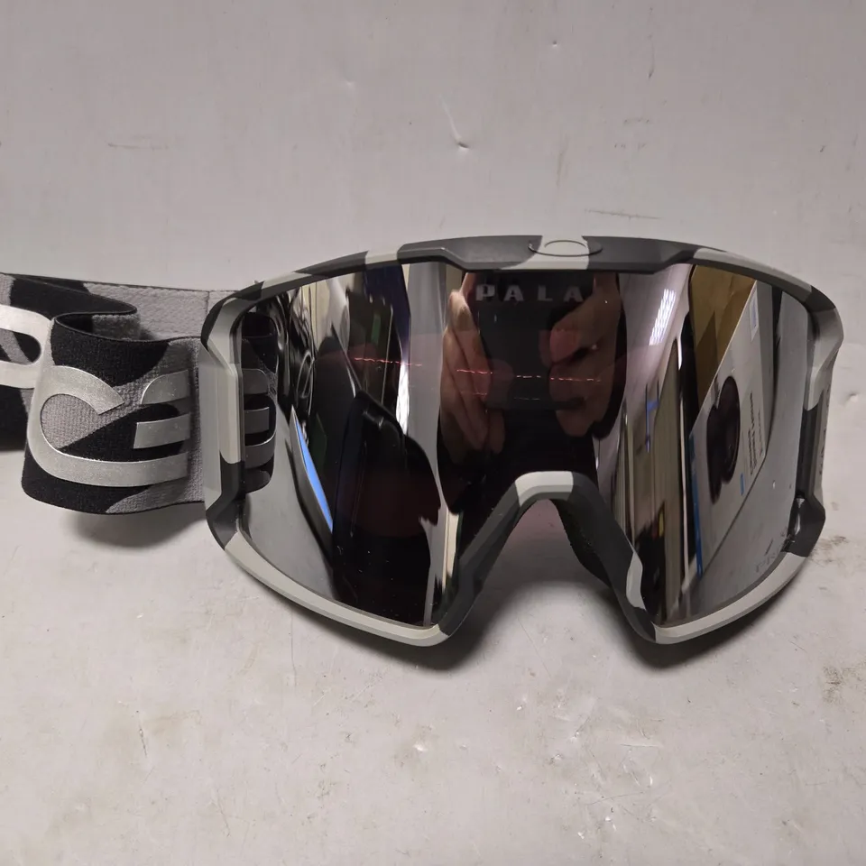 OAKLEY X PALACE SKI GOGGLES IN CAMO 