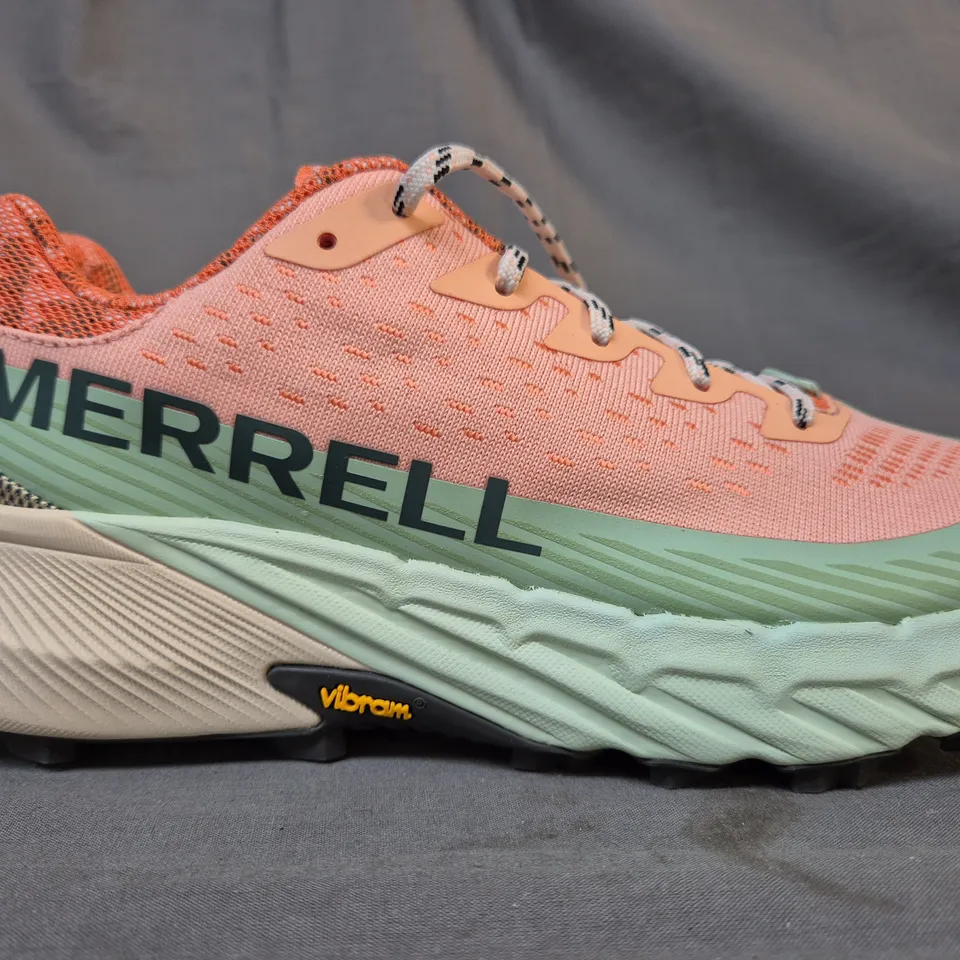 BOXED PAIR OF MERRELL AGILITY PEAK 5 TRAINERS IN PEACH/SPRAY UK SIZE 7