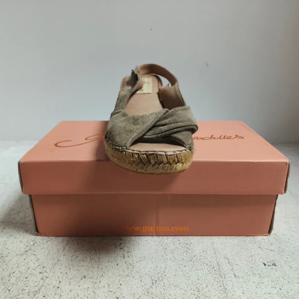 BOXED PAIR OF GAIMO PEEP TOE WEDGE SLINGBACK SANDALS IN TAUPE SIZE EU 41