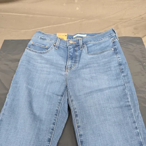 LEVIS JEANS IN BLUE SIZE 30 INCH 