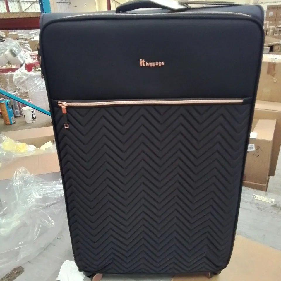 BRAND NEW BOXED IT LUGGAGE BRAND TRAVEL/SUITCASE IN BLACKNAND ROSE PINK