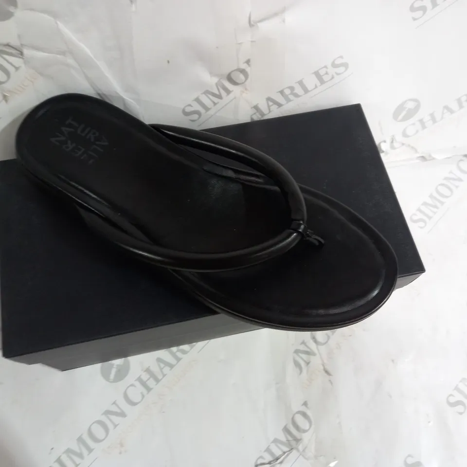 BOXED PAIR OF NATURALIZER BLACK SANDALS IN SIZE 6