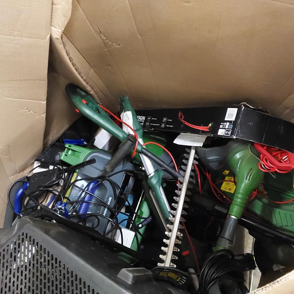 PALLET OF APPROXIMATELY 4 ASSORTED GRASS TRIMMERS