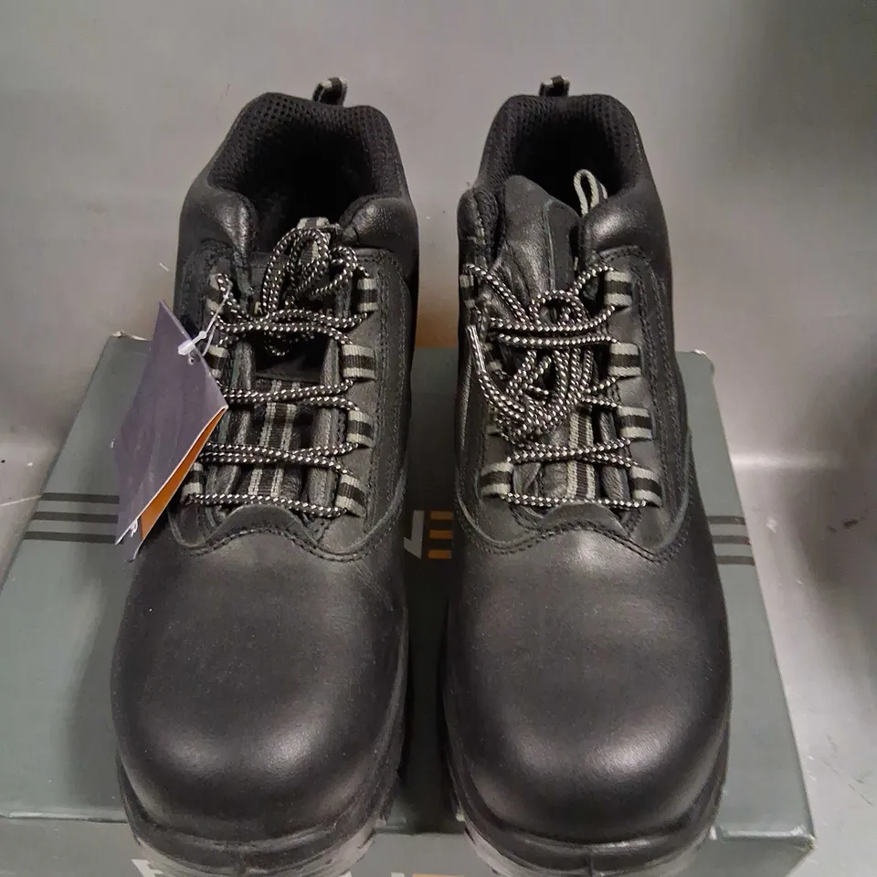 BOXED ROKWEAR GABBRO TREKKA BOOT SIZE 9