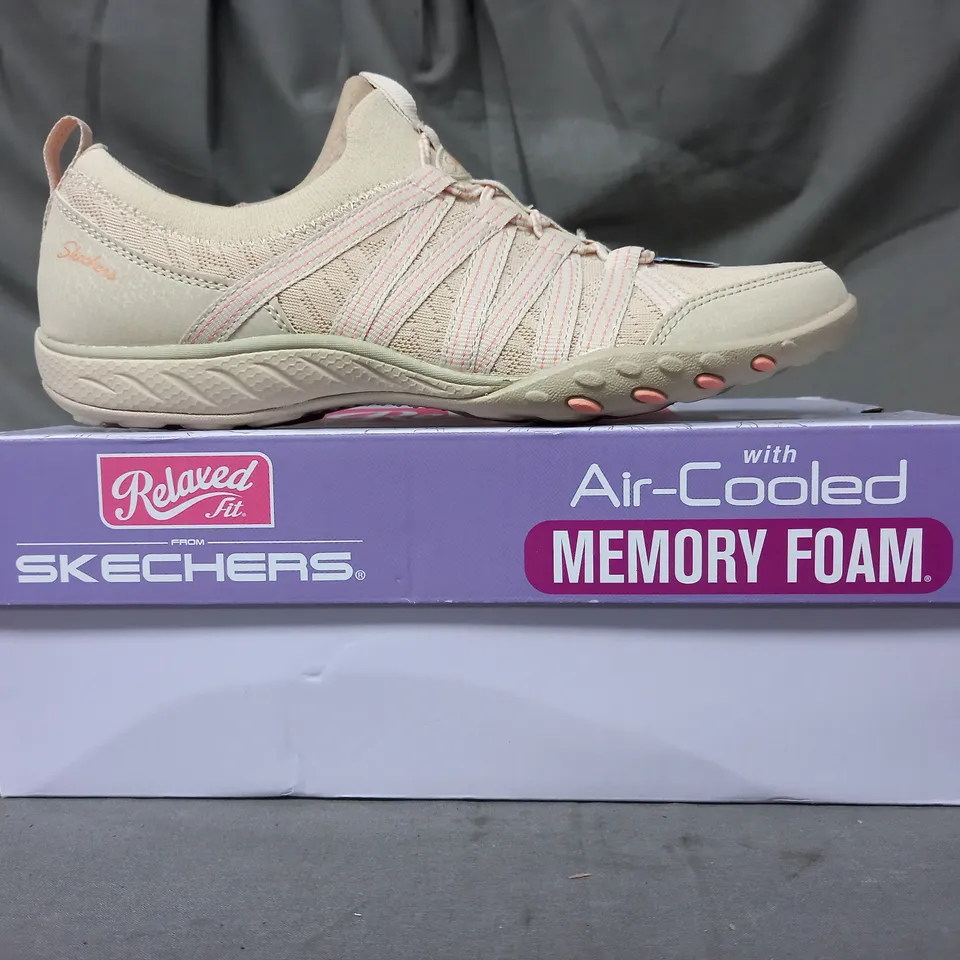 BOXED PAIR OF SKECHERS TRAINERS IN CREAM SIZE 5.5