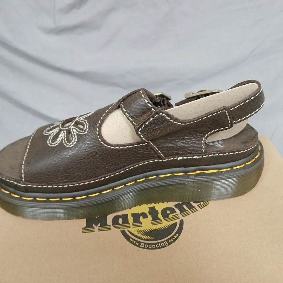 BOXED DR. MARTENS AIRWAIR DUNNET FLOWER SANDALS - KELP BROWN, UK7 (EU41)