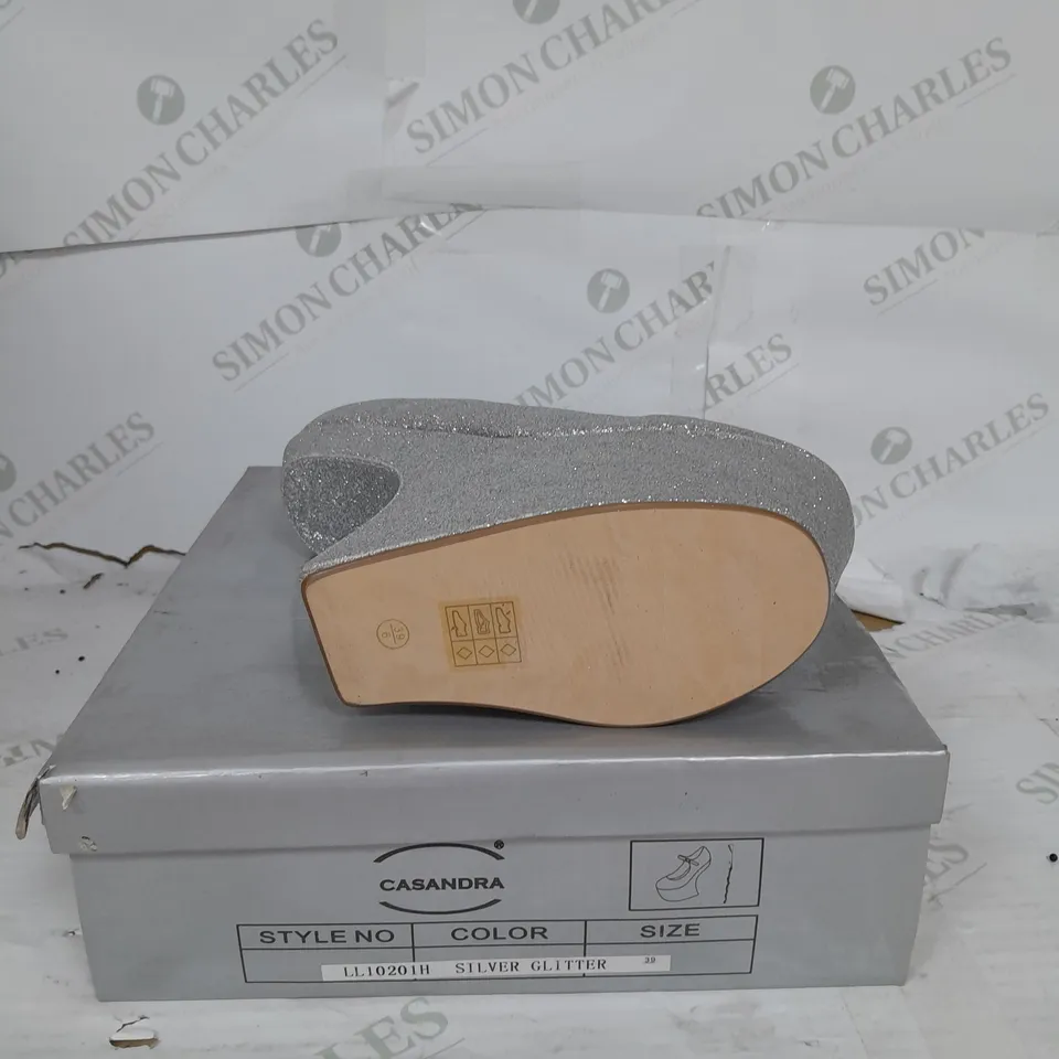 BOXED PAIR OF CASANDRA PLATFORM STRAP SHOE IN SILVER GLITTER SIZE 6