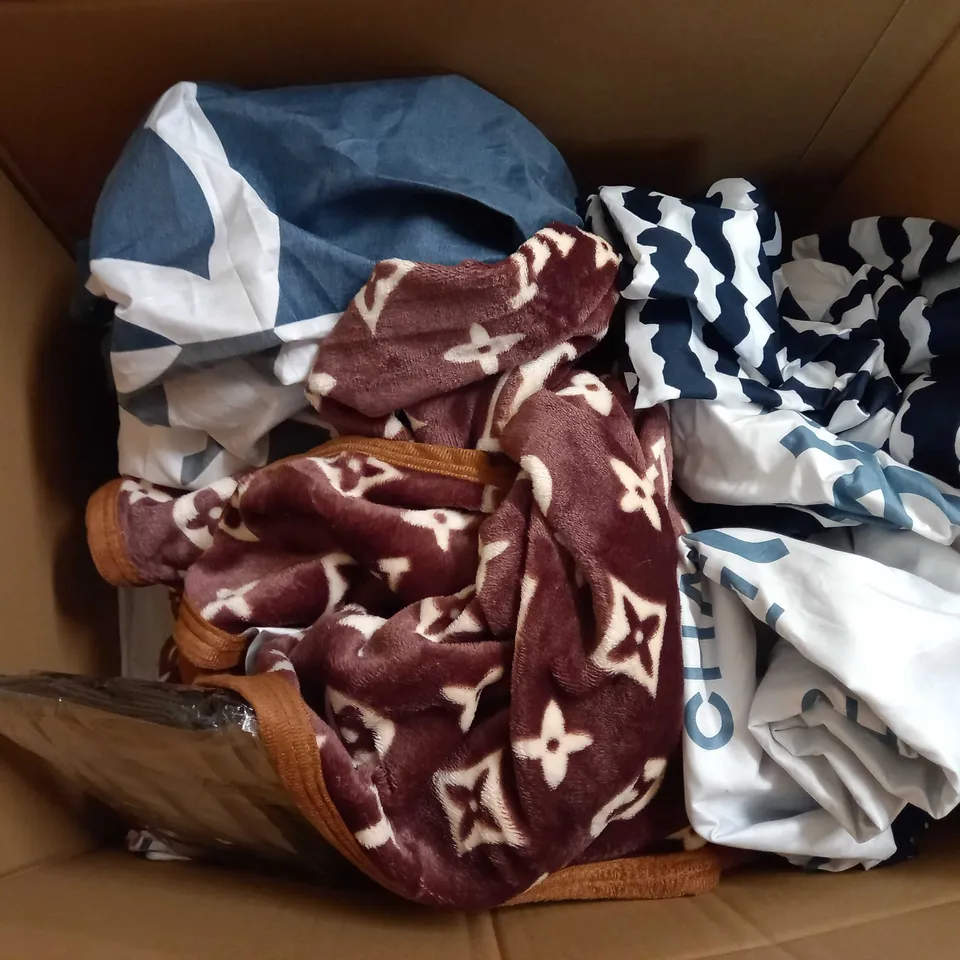 LARGE BOX OF APPROXIMATELY 15 ASSORTED HOUSEHOLD ITEMS TO INCLUDE: THROWS, LAMPSHADE, BAGS