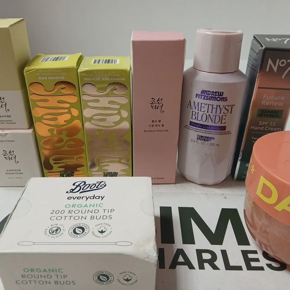 APPROX 12 ASSORTED BEAUTY PRODUCTS TO INCLUDE MBM BODY HIGHLIGHTER, NO7 HAND CREAM, DAISE BODY SCRUB, ETC