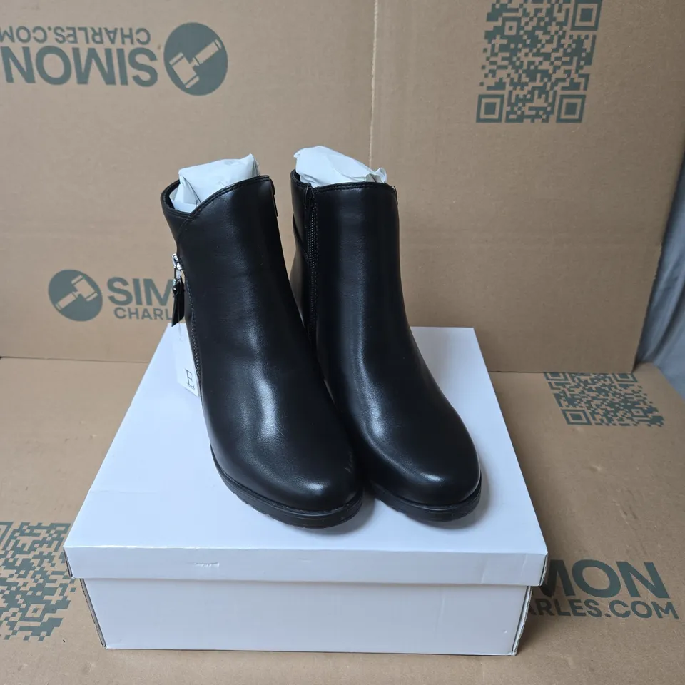SHOES BY EMMA WOMEN'S BLACK ANKLE BOOTS – SIDE ZIP SIZE 4 BOXED