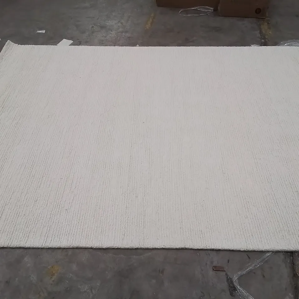 QUALITY DESIGNER AREA RUG // APPROX SIZE: 200 X 290 cm