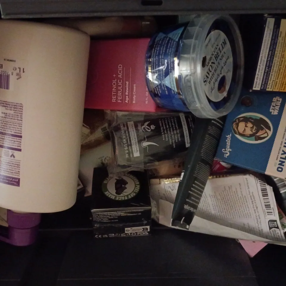 APPROXIMATELY 15 ASSORTED HEALTH & BEAUTY PRODUCTS TO INCLUDE AUSSIE BOUNCY CURLS, MEDIX 5.5 AGE REWIND, SQUATCH ONLY HOPE SOAP, ETC - COLLECTION ONLY