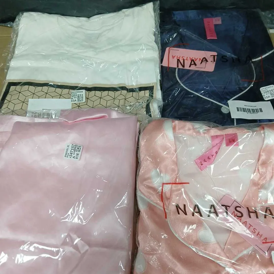 BOX OF APPROXIMATELY 20 CLOTHING AND FASHION ITEMS - VARIOUS COLOURS, SIZES AND STYLES