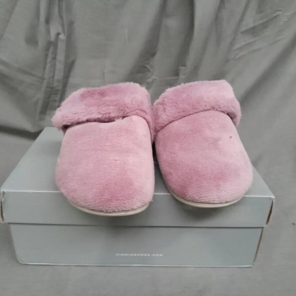 BOXED PAIR OF VIONIC MARIEL SLIPPERS IN DUSKY PINK SIZE 4