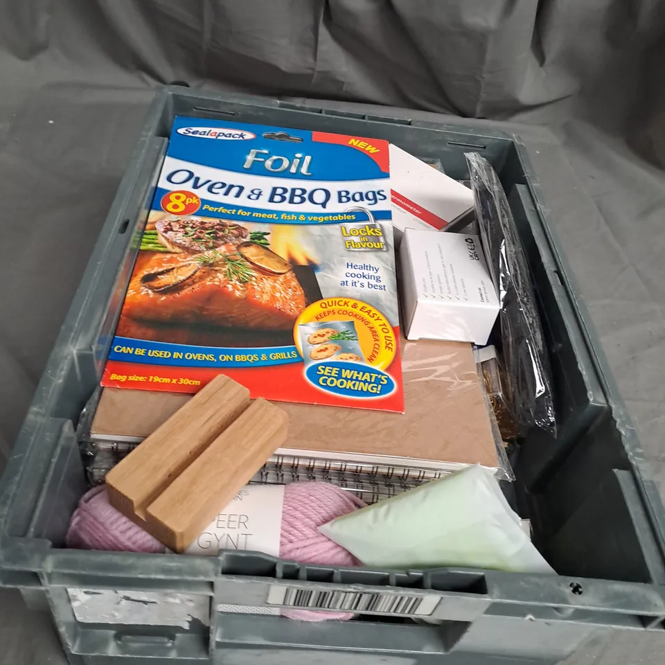 APPROXIMATELY 20 ASSORTED HOUSEHOLD ITEMS 