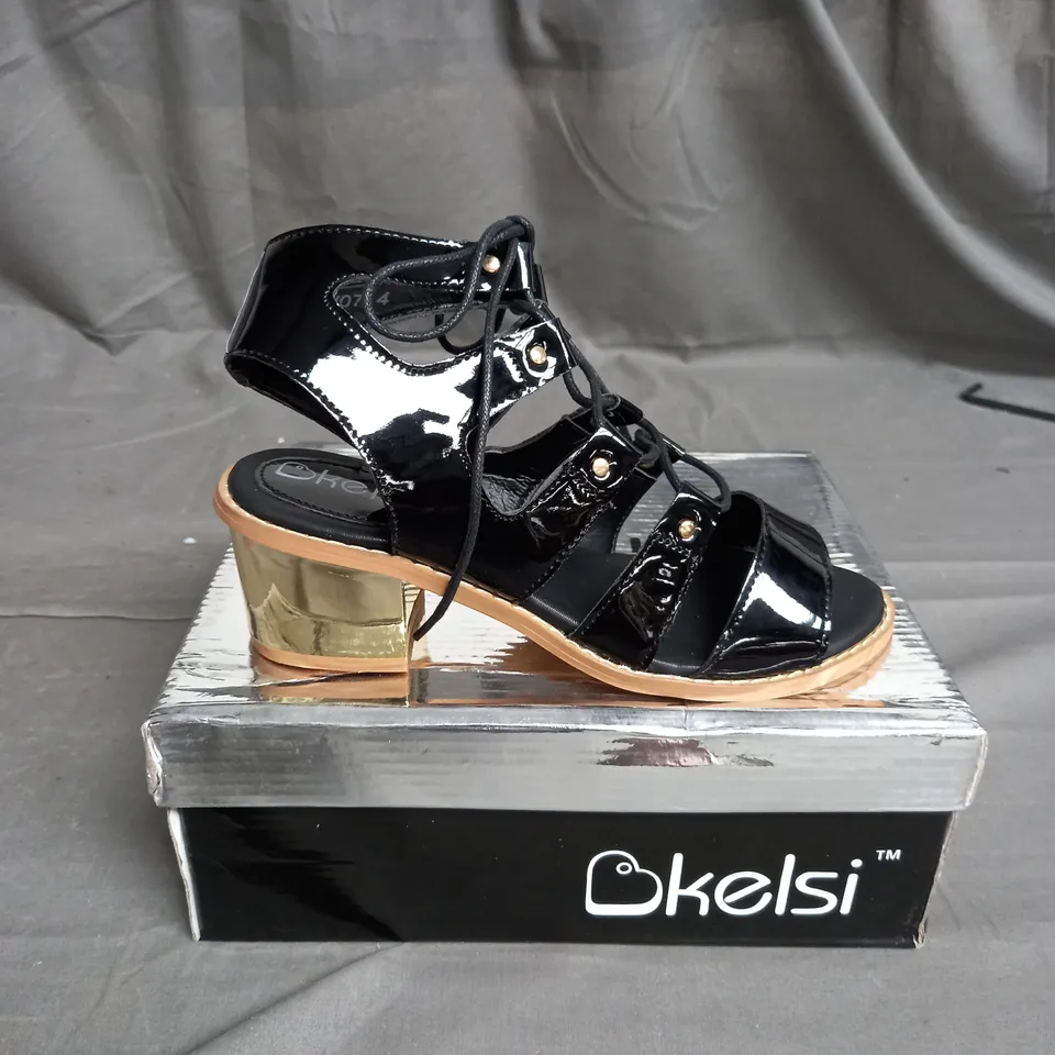 BOX OF 12 PAIRS OF KELSI STRAP HEELS IN BLACK/GOLD - VARIOUS SIZES