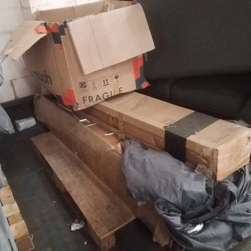 PALLET CONTAINING INCOMPLETE OUTDOOR LIVING SET & ASSORTED PILLOWS