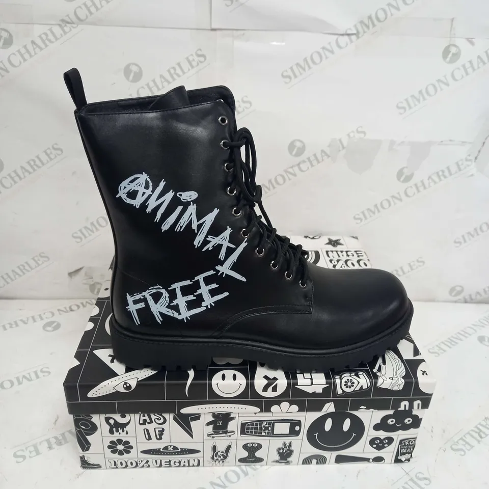 BOXED PAIR OF KOI FOOTWEAR THE STATEMENT ANIMAL FREE MENS MILITARY BOOTS - SIZE 11