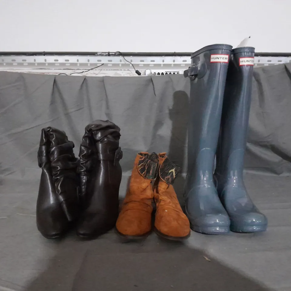 APPROXIMATELY 10 PAIRS OF ASSORTED WOMEN SHOES IN VARIOUS STYLES AND SIZES 