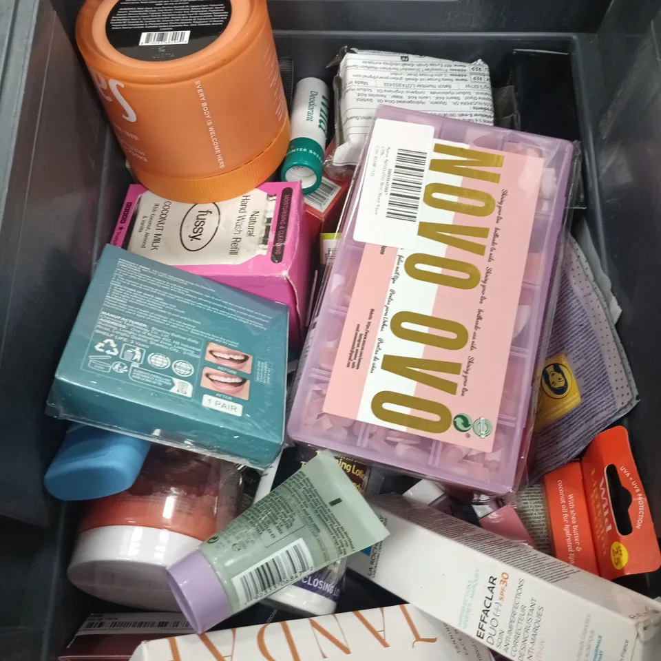 APPROXIMATEY 20 ASSORTED HEALTH AND BEAUTY PRODUCTS TO INCLUDE - VENUS GILLETTE TRIMMER - DR SQUATCH MENS DEODORANT STICK AND CYCLAX BODY SCRUBZ
