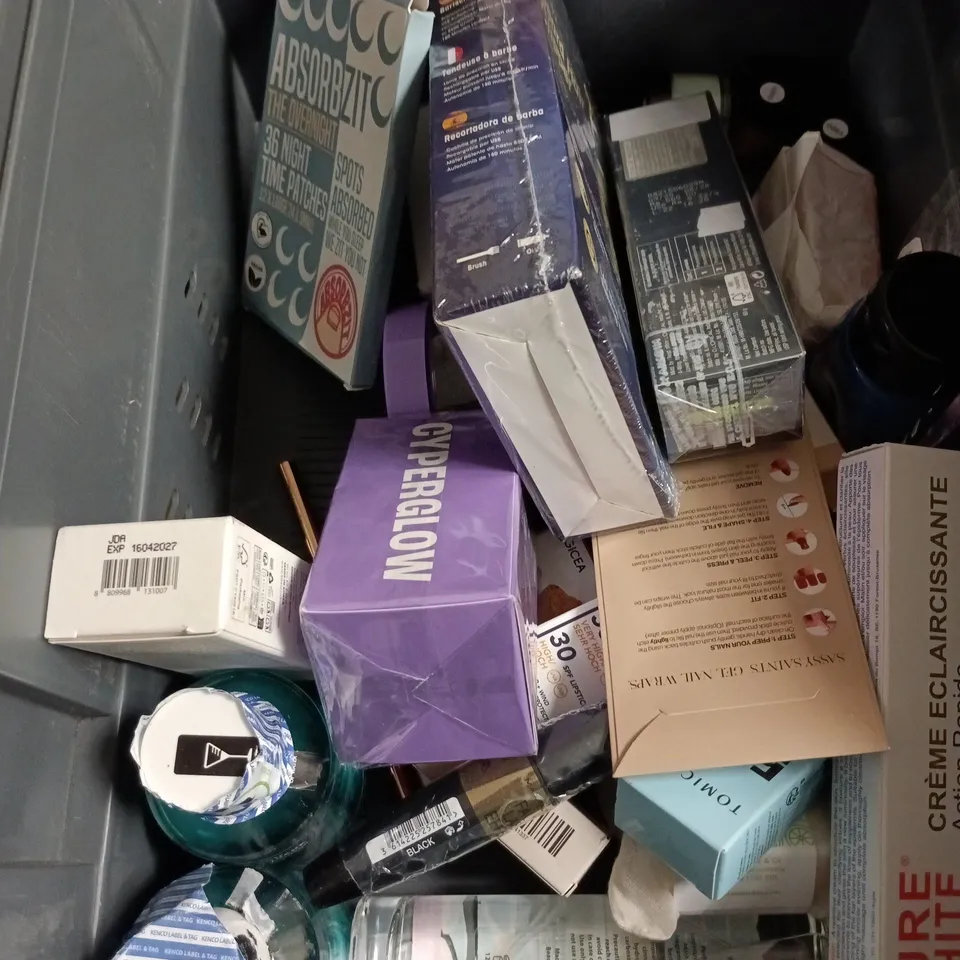 APPROXIMATEY 20 ASSORTED HEALTH AND BEAUTY PRODUCTS TO INCLUDE - CERAVE SERUM - AVEENO BABY WASH AND ABSORBZIT PATCHES