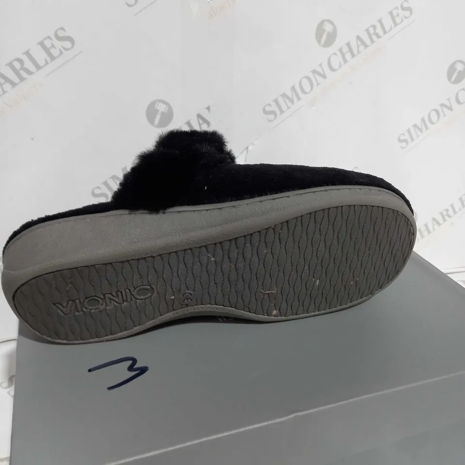 BOXED PAIR OF SKECHERS MARIEL SLIPPERS IN BLACK SIZE 5