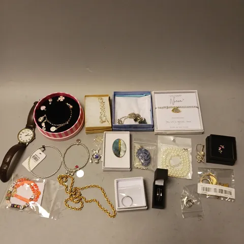 APPROXIMATELY 30 ASSORTED JEWELLERY PRODUCTS TO INCLUDE NECKLACES, RINGS, WATCHES ETC 