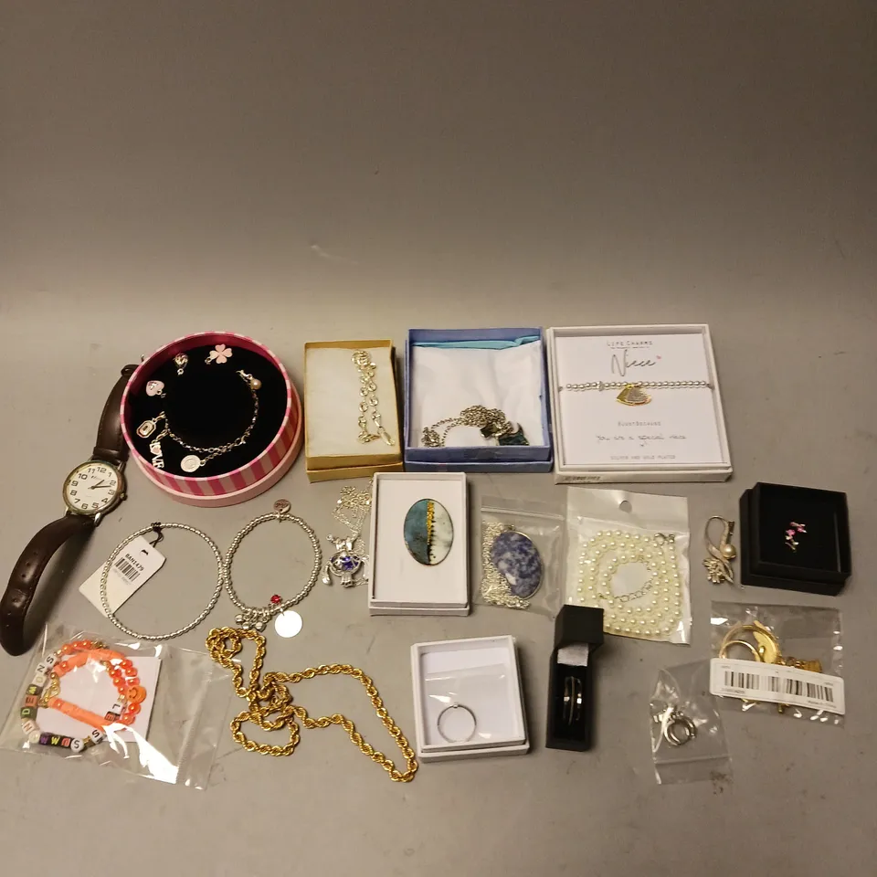 APPROXIMATELY 30 ASSORTED JEWELLERY PRODUCTS TO INCLUDE NECKLACES, RINGS, WATCHES ETC 