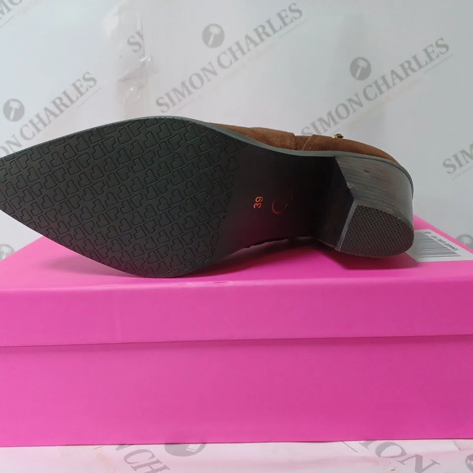 UNBOXED PAIR OF JEWELLED DANNII MINOGUE HEELED BOOT SIZE 6