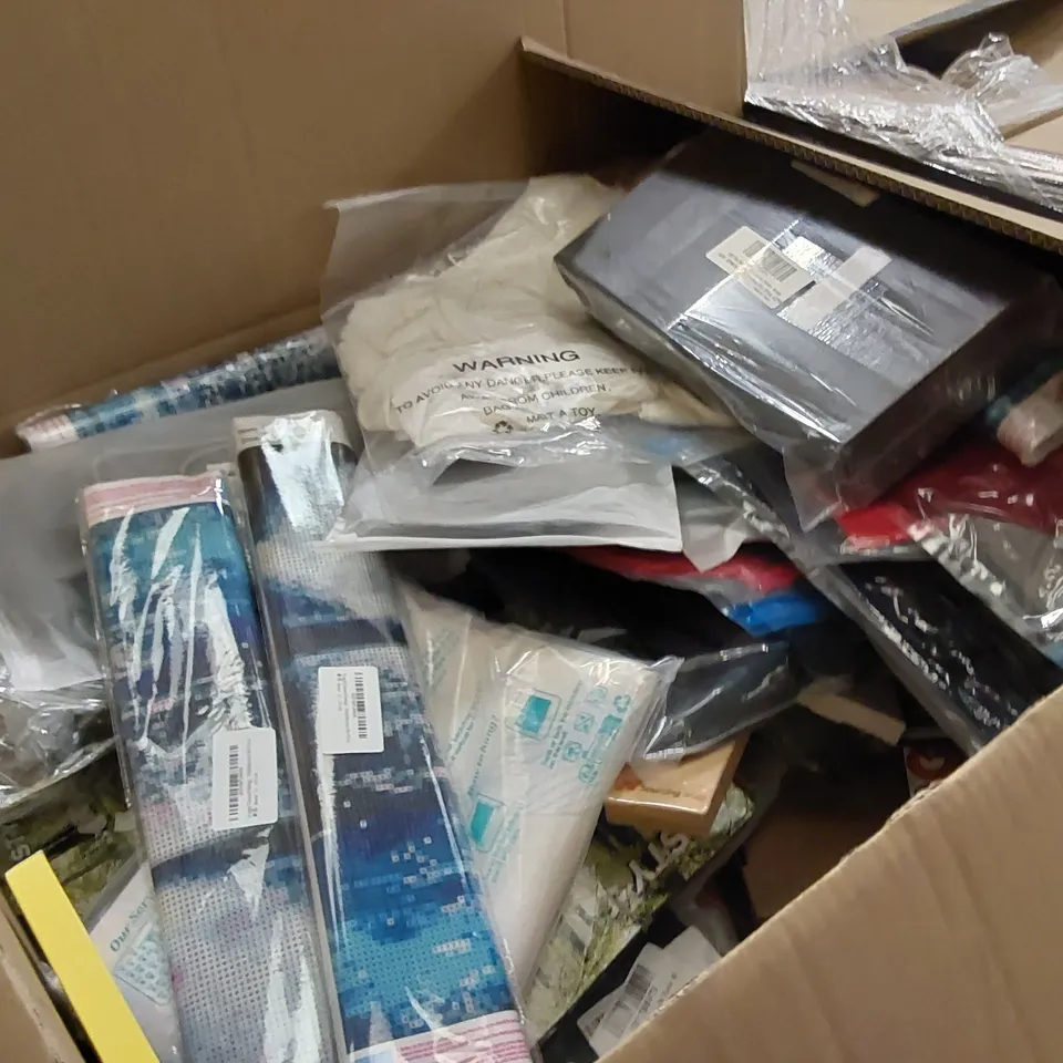 PALLET TO CONTAIN ASSORTED HOUSEHOLD ITEMS AND CONSUMER PRODUCTS. INCLUDING BAG, LUNCH BOXES, ART LED LAMP ETC