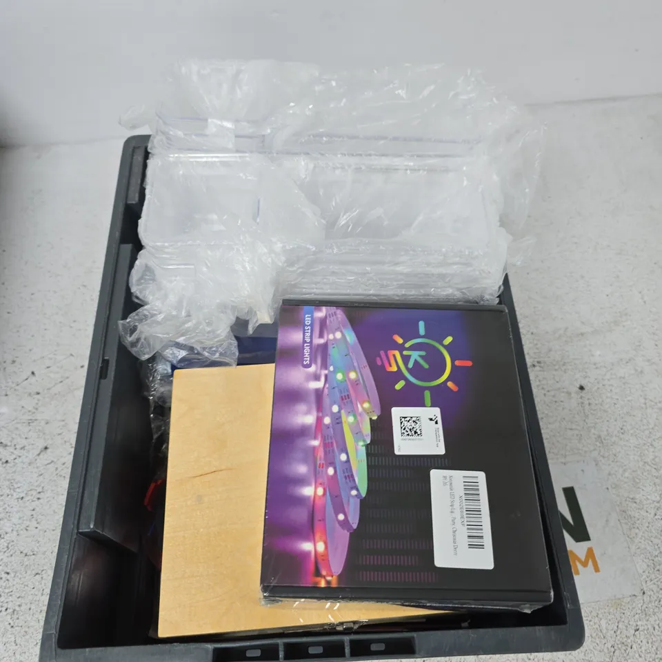 BOX CONTAINING A MIX OF APPROXIMATELY 15 ASSORTED ITEMS INCLUDING LED LIGHTS, MUSICAL INSTRUMENT, PENS ETC. 