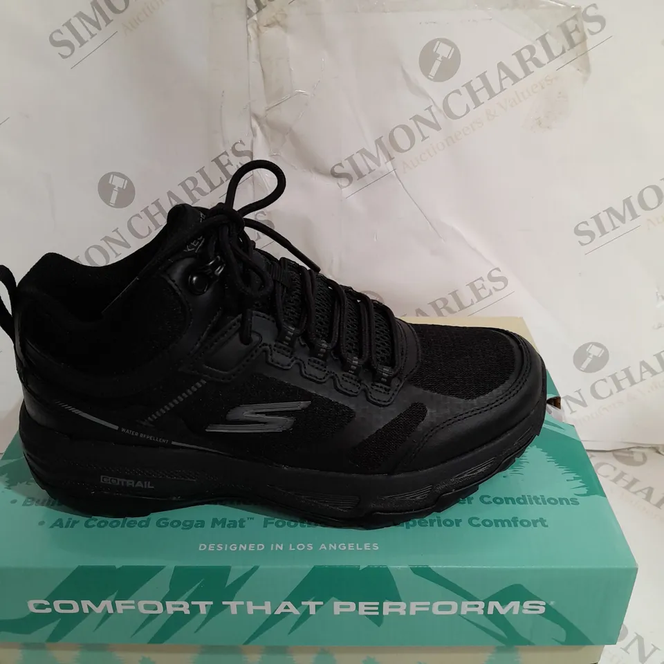 SKECHERS GOTRAIL BLACK TRAINERS - SIZE 3 1/2 