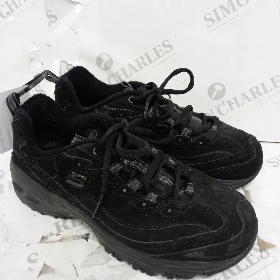 BOXED SKETCHERS D LITES LACE TRAINER IN BLACK SIZE 5