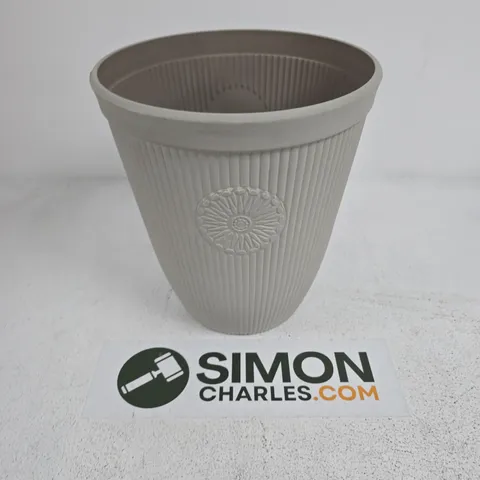 TALL PLANTER IN PEBBLE WHITE