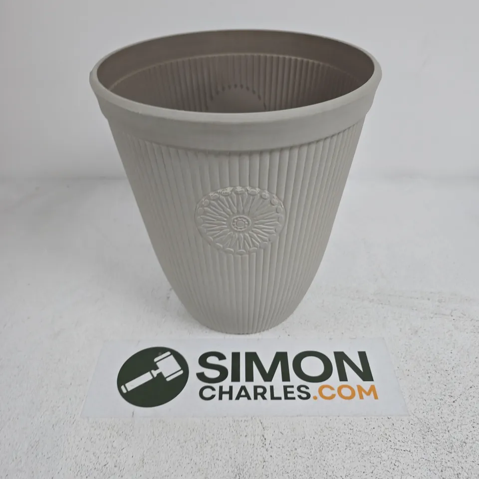 TALL PLANTER IN PEBBLE WHITE
