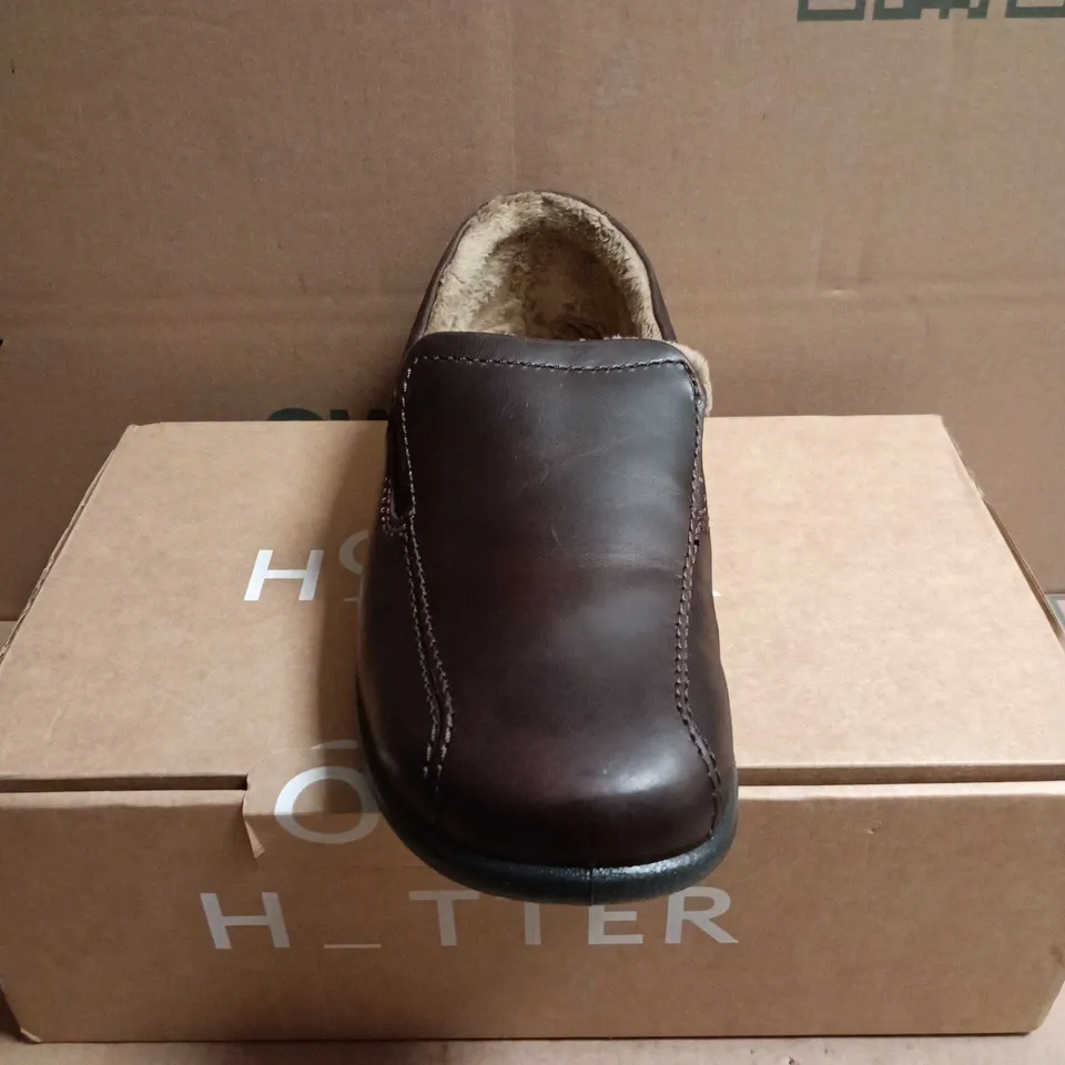 BOXED PAIR OF HOTTER RELAX DARK BROWN LEATHER SLIPPERS FOR MEN – UK 7