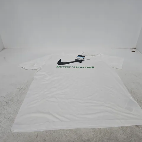 NIKE NEWPORT PAGNELL TOWN WHITE T SHIRT MENS MEDIUM