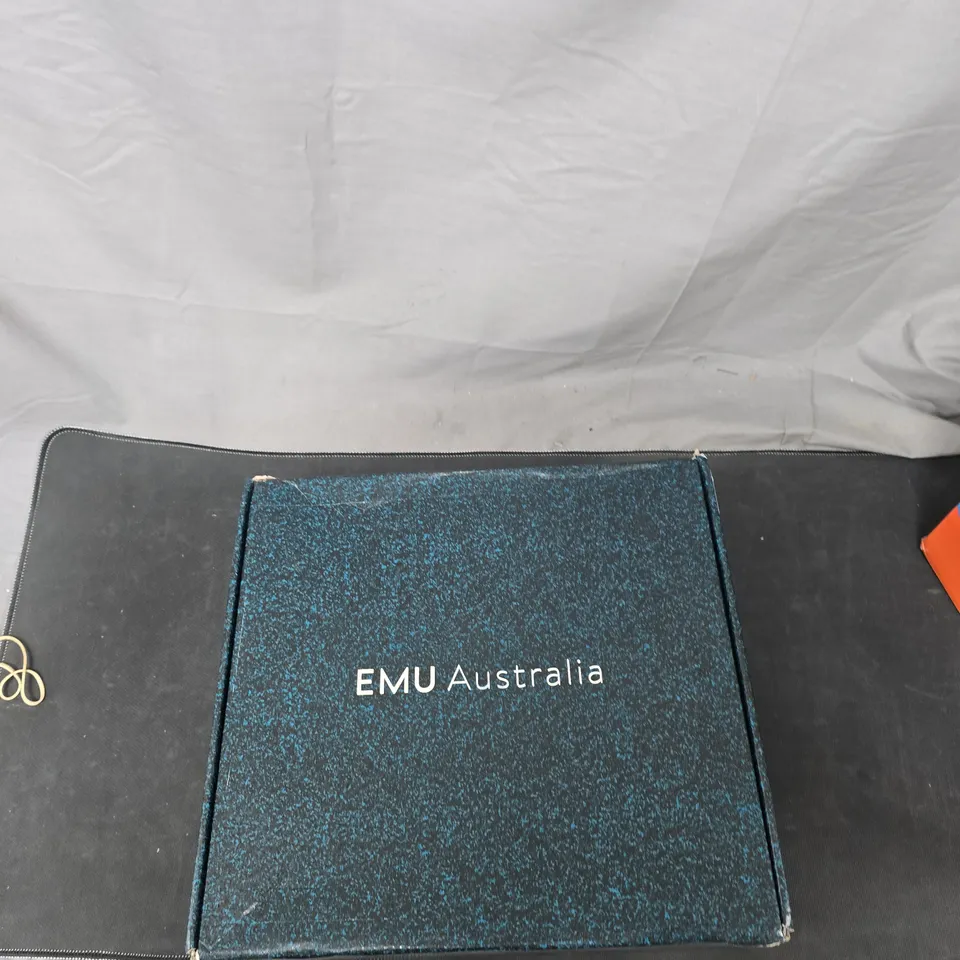 EMU AUSTRALIA BROWN SUEDE BOOTS WITH SHEARLING – BOXED UK 5