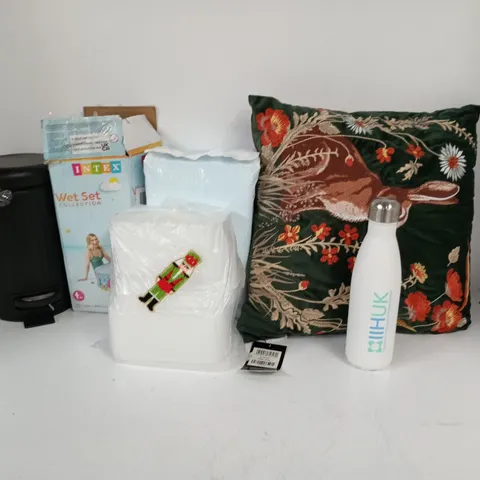 LOT OF APPROXIMATELY 20 ASSORTED HOUSEHOLD ITEMS TO INCLUDE TUBBAWARE, FILLED CUSHION AND PEDAL BIN