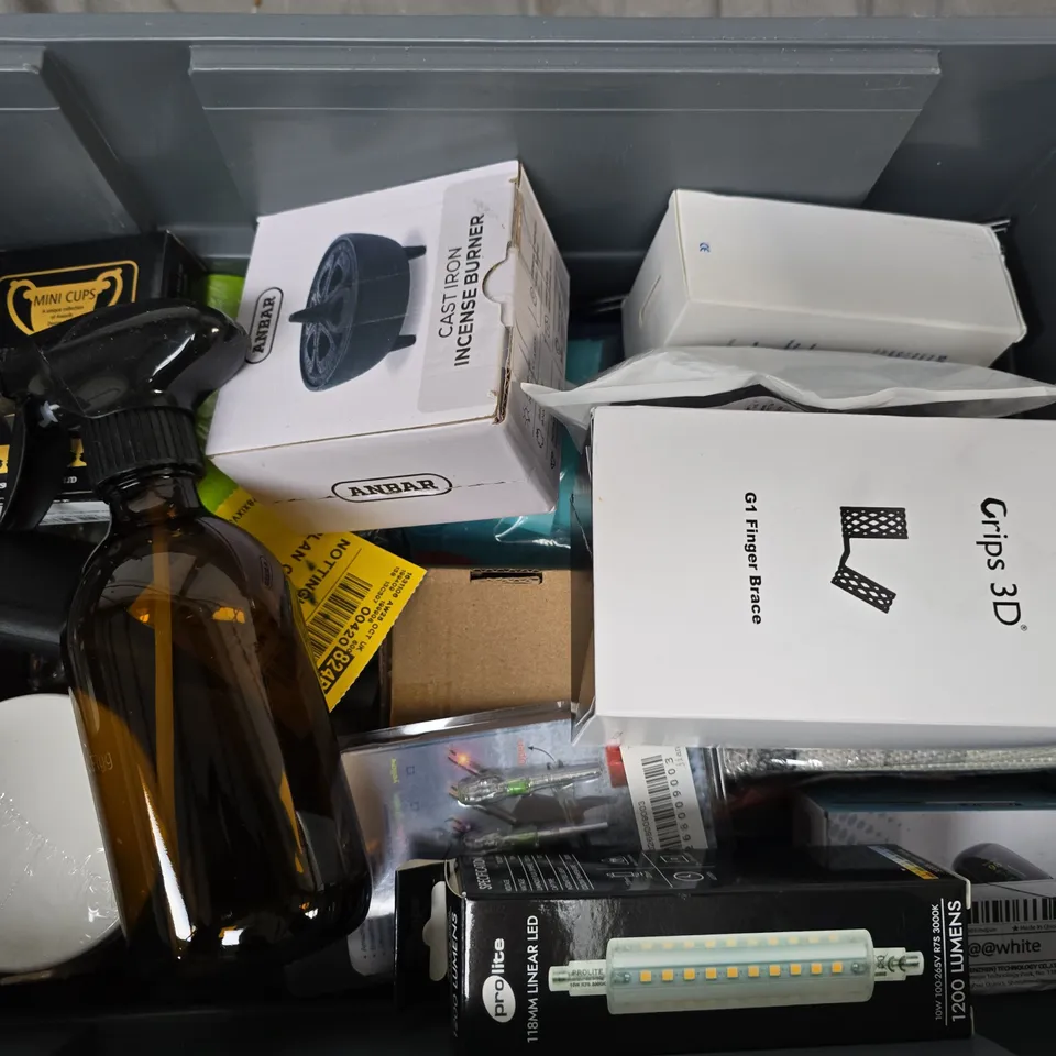 APPROXIMATELY 15 ASSORTED HOUSEHOLD ITEMS TO INCLUDE PROLITELINEAR LED, ROTARY CUTTER, SPRAY BOTTLE, ETC