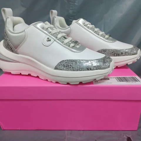 BOXED PAIR OF DANNII MINOGUE LATTE LOVERS TRAINERS IN WHITE SIZE 6