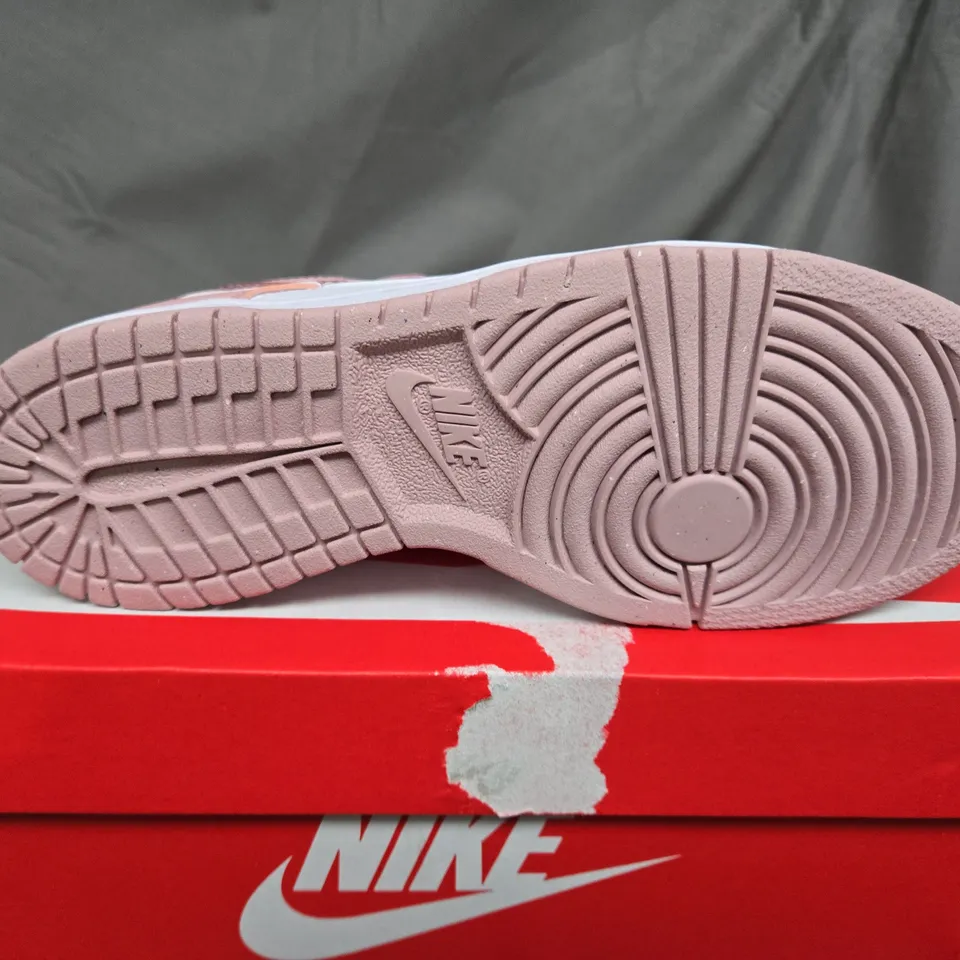 BOXED NIKE DUNK LOW GS TRAINERS IN PINK - UK 5 