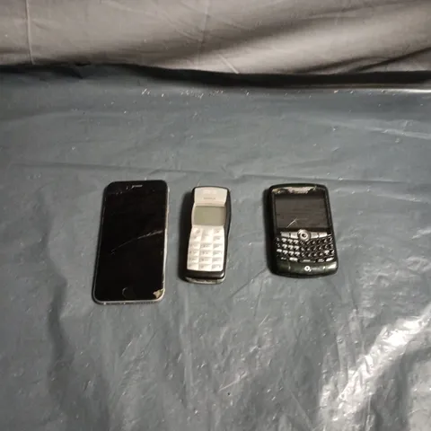 APPROXIMATELY 25 ASSORTED USED PHONES AND PHONE PARTS TO INCLUDE BLACKBERRY, NOKIA, APPLE IPHONE