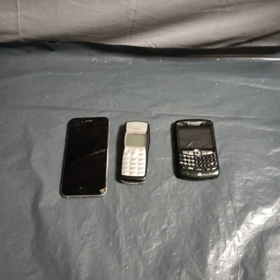 APPROXIMATELY 25 ASSORTED USED PHONES AND PHONE PARTS TO INCLUDE BLACKBERRY, NOKIA, APPLE IPHONE