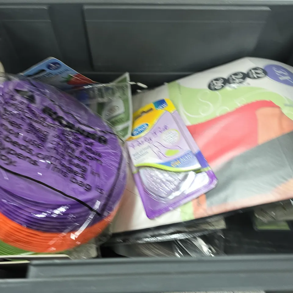 APPROXIMATELY 15 ASSORTED HOUSEHOLD PRODUCTS TO INCLUDE PEGS , SHOWER CURTAIN AND FACE TOWELS