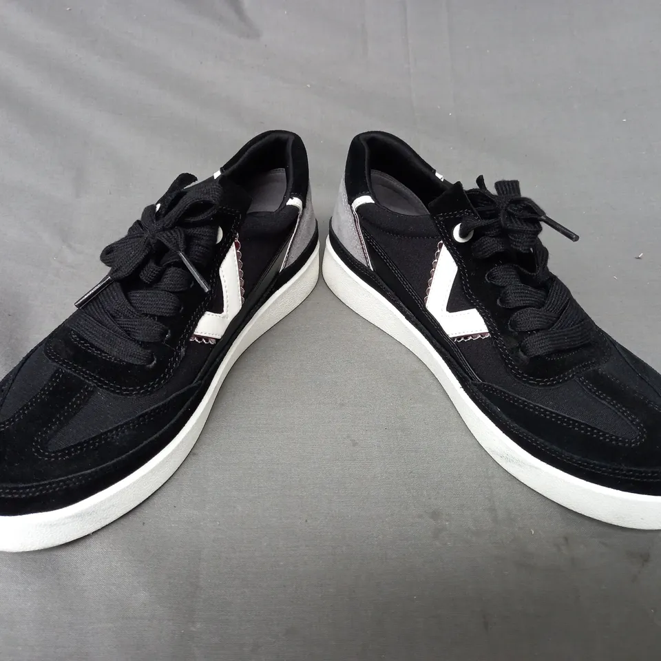 BOXED PAIR OF VIONIC MYLIE TRAINERS IN BLACK SIZE 5.5