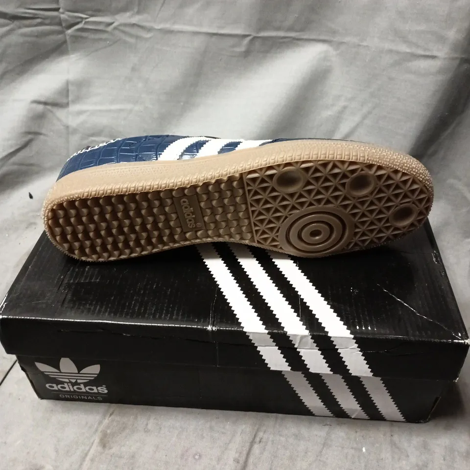 ADIDAS ORIGINALS TRAINERS – BLUE CROCODILE-EMBOSSED LEATHER, WHITE THREE-STRIPE BRANDING SIZE 8.5 BOXED